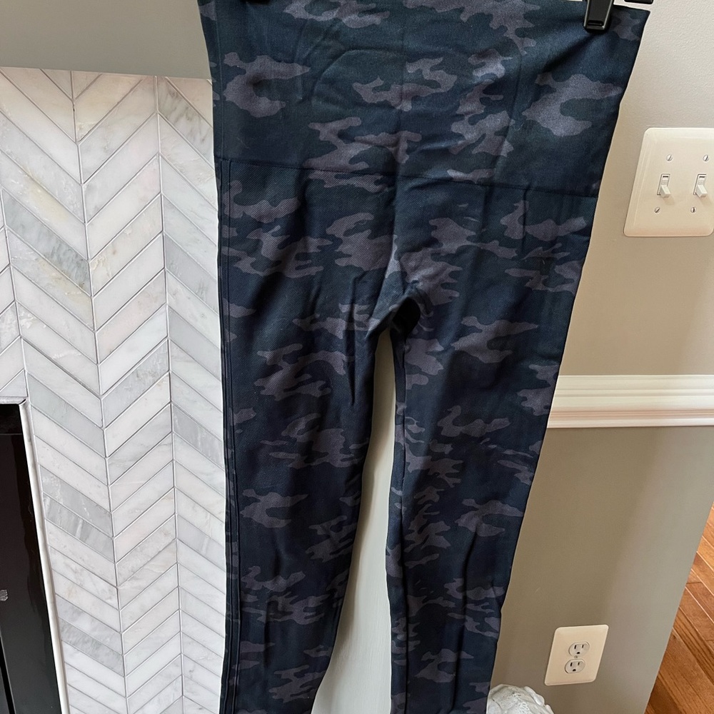 SPANX black camo leggings size LARGE